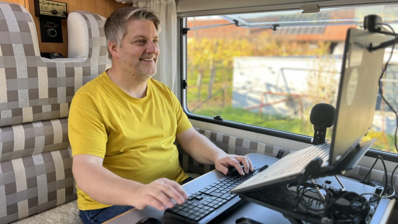andre-christen-schulungen André Christen arbeitet am Laptop im Camper – praxisnahe Schulungen für verständliche Website-Nutzung