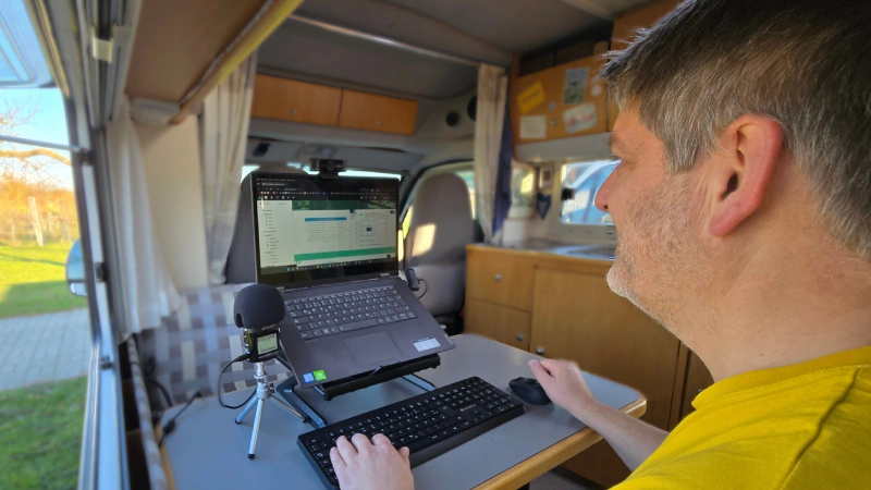 andre-christen-webseiten-webshops André Christen arbeitet im Camper an einer Website auf seinem Laptop – mobiles Arbeiten und individuelle WordPress-Lösungen