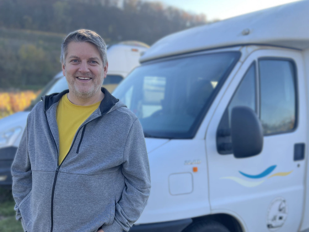 andre-christen-wohnmobil André Christen steht vor seinem Camper – WebDeveloper und Podcast-Moderator mit Fokus auf persönliche Zusammenarbeit